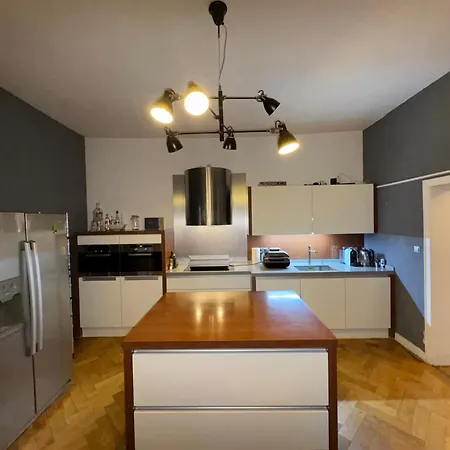 Geraeumige 4-zimmer-wohnung Im Familienfreundlichen Westend Mit Balkon Apartment