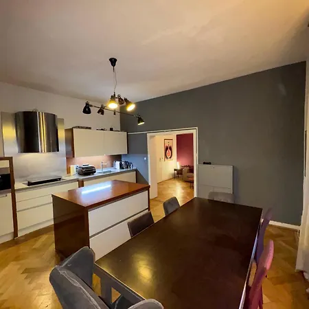 Geraeumige 4-zimmer-wohnung Im Familienfreundlichen Westend Mit Balkon Apartment Frankfurt am Main
