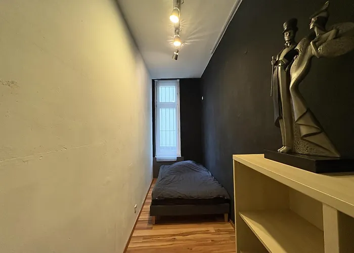 Lägenhet Geraeumige 4-zimmer-wohnung Im Familienfreundlichen Westend Mit Balkon *